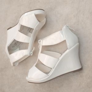 White platform shoe with closure at the back